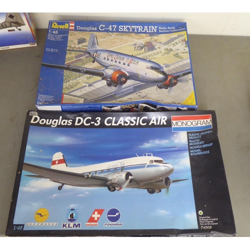 322 - 1/48 scale model kits: to include by Monogram, a 'Douglas DC-3 Classic Air'; and a 'Mitsubishi Ishik... 