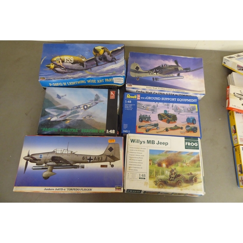 322 - 1/48 scale model kits: to include by Monogram, a 'Douglas DC-3 Classic Air'; and a 'Mitsubishi Ishik... 