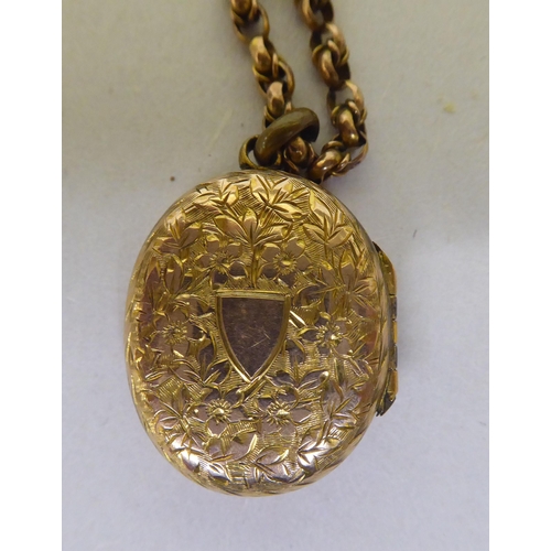 370 - A yellow metal locket, on a yellow metal chain 