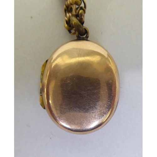 370 - A yellow metal locket, on a yellow metal chain 