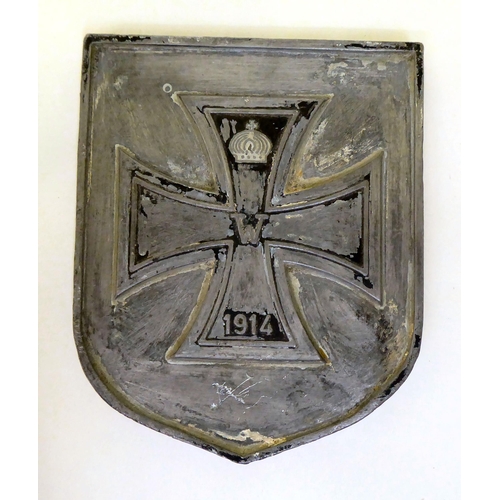 371 - A lead plaque of shield design, depicting an iron cross with 'W 1914' in relief  6