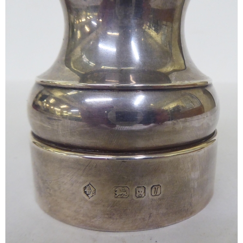 388 - A silver pepper mill  London 1983