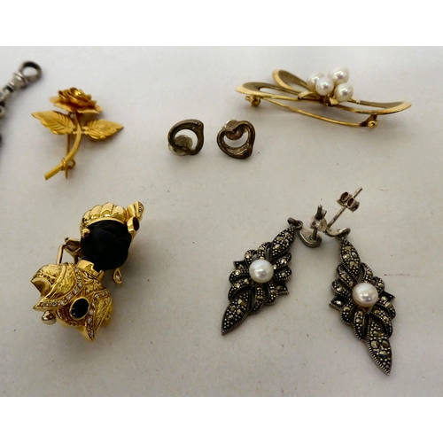 389 - Costume jewellery: to include a necklace, set with eight coloured faux precious stones 