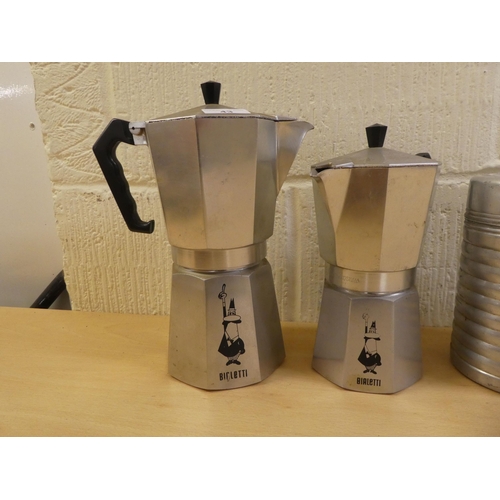 43 - A mixed lot: to include Cruisinallo of Italy steel coffee makers