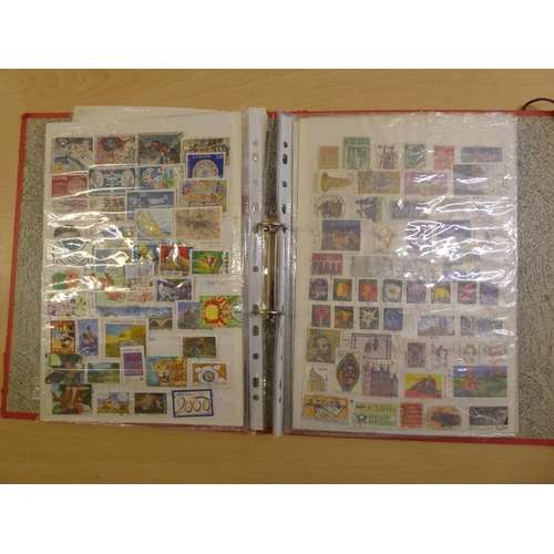 89 - Uncollated postage stamp albums and loose stamps 