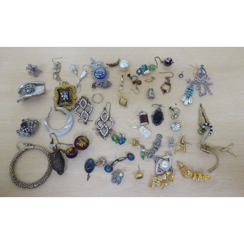 245 - Costume jewellery, mainly earrings and brooches