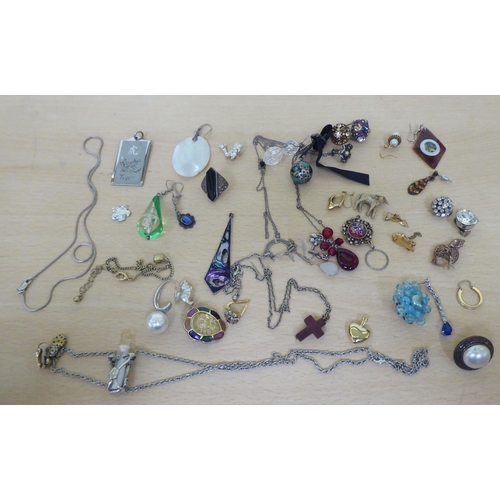 245 - Costume jewellery, mainly earrings and brooches