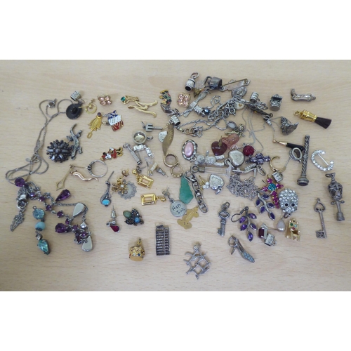 245 - Costume jewellery, mainly earrings and brooches