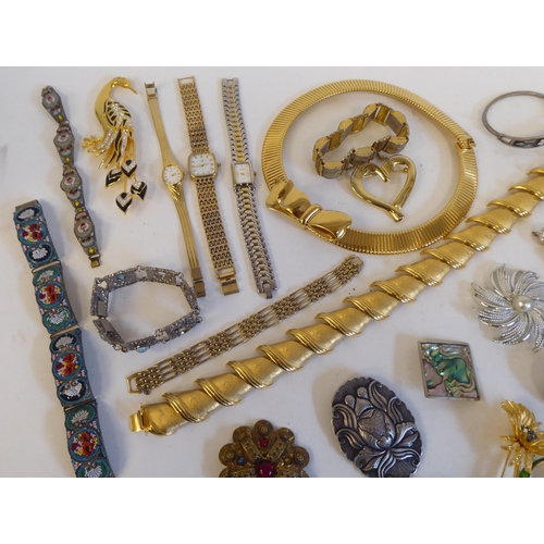 104 - Costume jewellery: to include diamante brooches