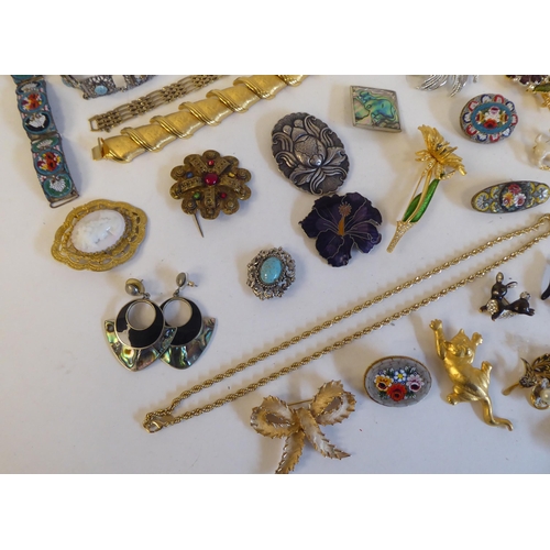 104 - Costume jewellery: to include diamante brooches