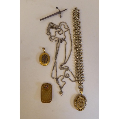 109 - Edwardian and later items of personal ornament: to include oval lockets 