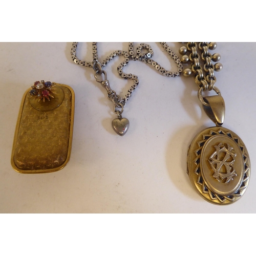 109 - Edwardian and later items of personal ornament: to include oval lockets 