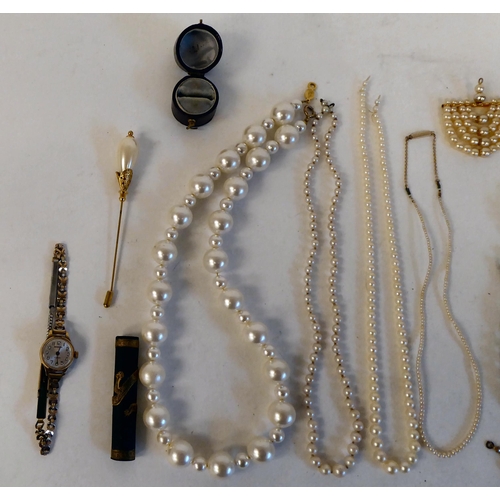 112 - Items of personal ornament: to include simulated pearls and two cameo brooches 