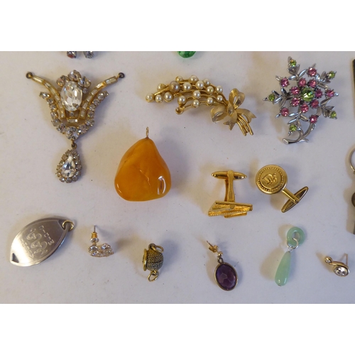 112 - Items of personal ornament: to include simulated pearls and two cameo brooches 