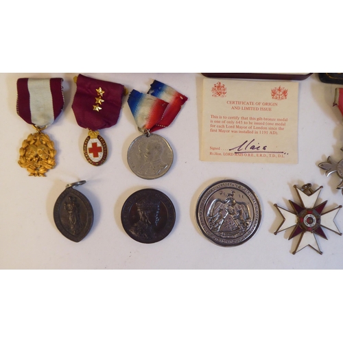 118 - Medals, medallions, mayoral, theatrical, royal and other themed bronze and other awards 