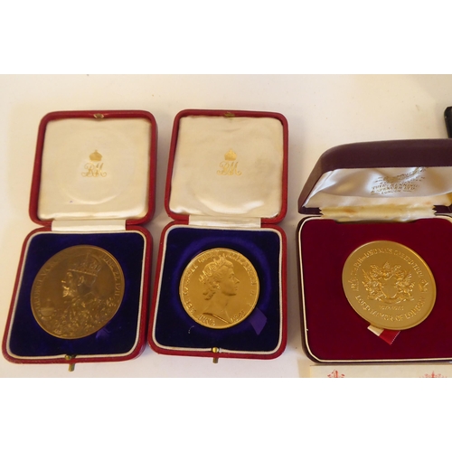 118 - Medals, medallions, mayoral, theatrical, royal and other themed bronze and other awards 