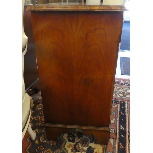 15 - A modern Georgian design mahogany and burr walnut, five drawer dressing chest, raised on bracket fee... 