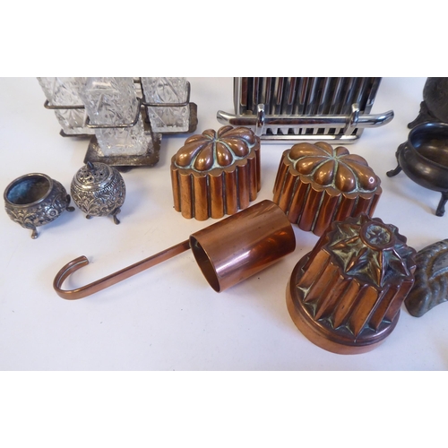 184 - Early 20thC and later collectables: to include small copper jelly moulds; a silver plated table crue... 