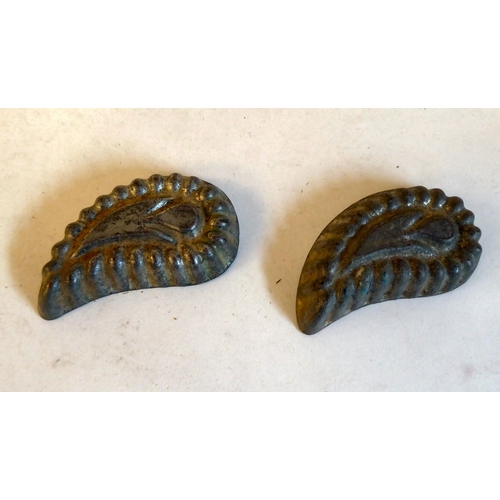 184 - Early 20thC and later collectables: to include small copper jelly moulds; a silver plated table crue... 