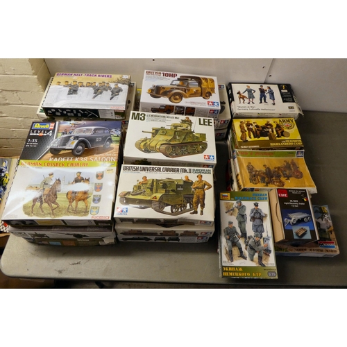 196 - 1/35 scale model kits: to include by Tamiya, a 'US Medium Tank M3 Lee Mk.1'; and a 'M2A1 Half Track'... 