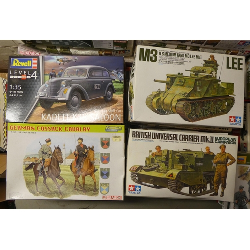 196 - 1/35 scale model kits: to include by Tamiya, a 'US Medium Tank M3 Lee Mk.1'; and a 'M2A1 Half Track'... 