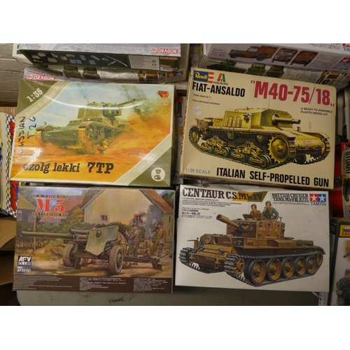 196 - 1/35 scale model kits: to include by Tamiya, a 'US Medium Tank M3 Lee Mk.1'; and a 'M2A1 Half Track'... 
