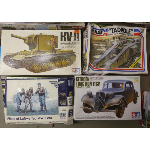 196 - 1/35 scale model kits: to include by Tamiya, a 'US Medium Tank M3 Lee Mk.1'; and a 'M2A1 Half Track'... 
