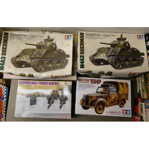 196 - 1/35 scale model kits: to include by Tamiya, a 'US Medium Tank M3 Lee Mk.1'; and a 'M2A1 Half Track'... 