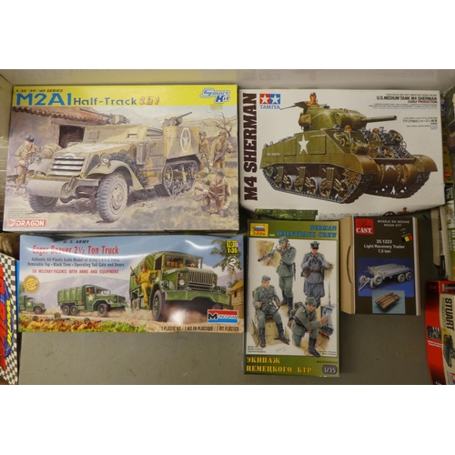 196 - 1/35 scale model kits: to include by Tamiya, a 'US Medium Tank M3 Lee Mk.1'; and a 'M2A1 Half Track'... 