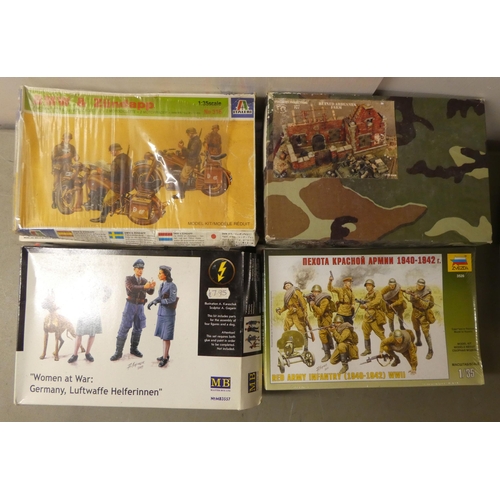 196 - 1/35 scale model kits: to include by Tamiya, a 'US Medium Tank M3 Lee Mk.1'; and a 'M2A1 Half Track'... 