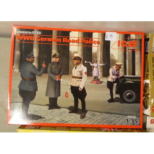 196 - 1/35 scale model kits: to include by Tamiya, a 'US Medium Tank M3 Lee Mk.1'; and a 'M2A1 Half Track'... 