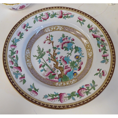 198 - Decorative ceramics and glassware: to include a vase of '1100 Flowers'  12
