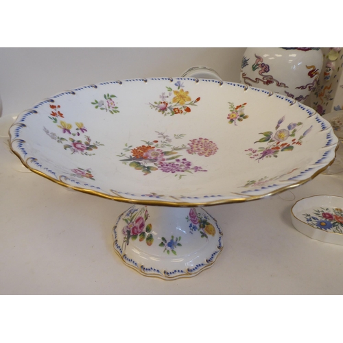 198 - Decorative ceramics and glassware: to include a vase of '1100 Flowers'  12
