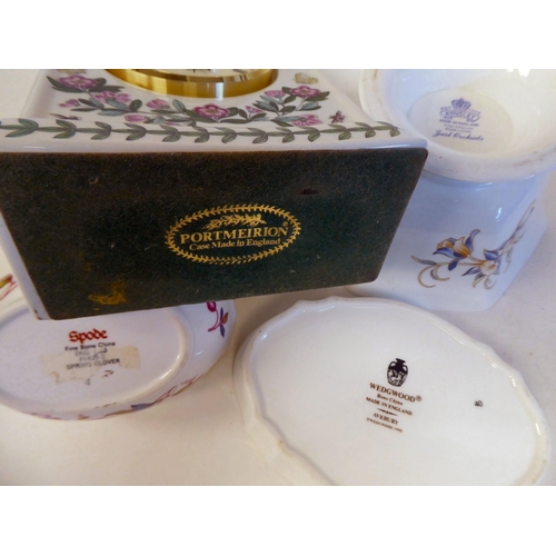 198 - Decorative ceramics and glassware: to include a vase of '1100 Flowers'  12