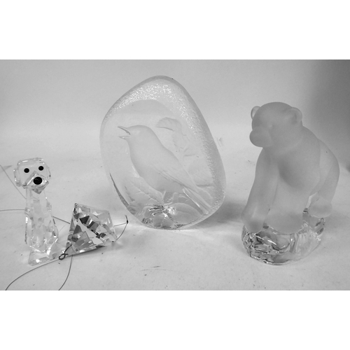198 - Decorative ceramics and glassware: to include a vase of '1100 Flowers'  12