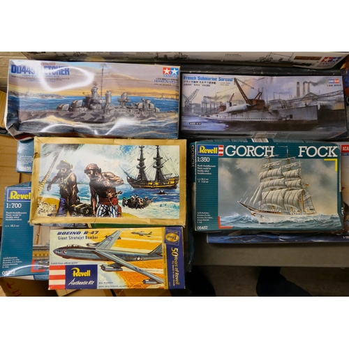 200 - Model kits of various scales: to include by Matchbox, a 'PK-901 Flower Class Corvette'; and 'The Mis... 