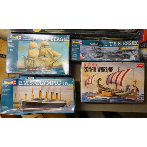 200 - Model kits of various scales: to include by Matchbox, a 'PK-901 Flower Class Corvette'; and 'The Mis... 
