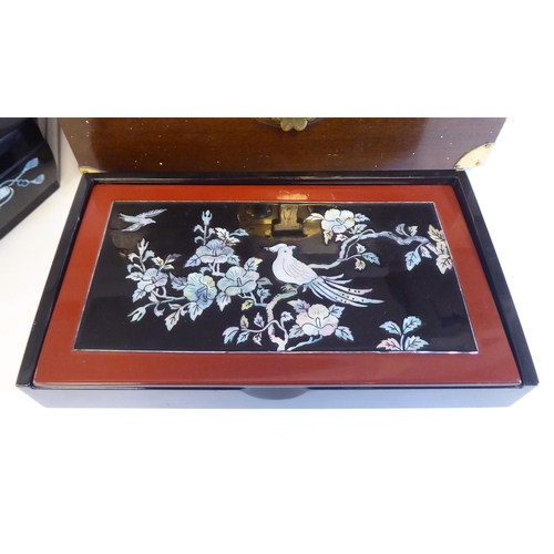 3 - 20thC Oriental collectables: to include Japanese coloured prints  10