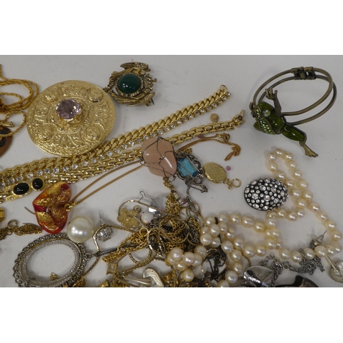 61 - Costume jewellery, mainly gold plated: to include an anchor brooch; and a Celtic design brooch