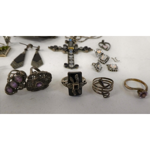 72 - Jewellery: to include Art Deco design silver, base metal and marcasite and other vintage style rings... 