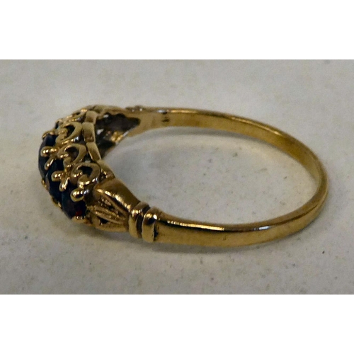 86 - A 9ct gold ring, set with a row of garnets