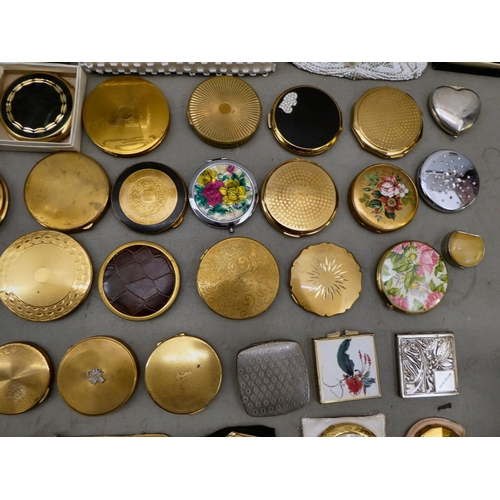 164 - Ladies fashion accessories: mainly, variously cased powder compacts