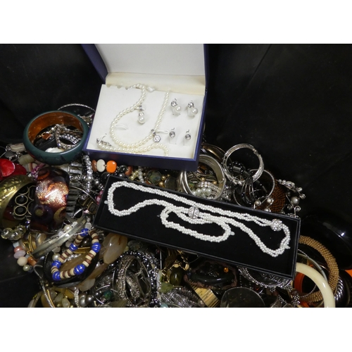 129 - Costume jewellery, mainly one piece and hinged bangles 