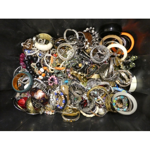 129 - Costume jewellery, mainly one piece and hinged bangles 