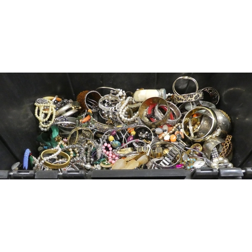 129 - Costume jewellery, mainly one piece and hinged bangles 