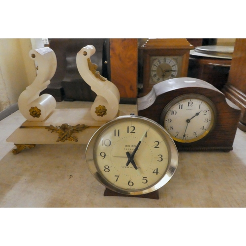 153 - Early 20thC and later non-functional, variously cased mantel clocks for spares and repair components... 