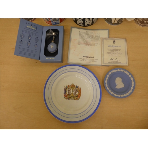 228 - Commemorative china: to include 'The Wedgwood China London Mug'  4