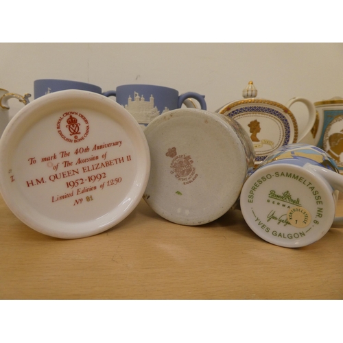 231 - Commemorative ceramics: to include a Hammersley china St Pauls Cathedral mug