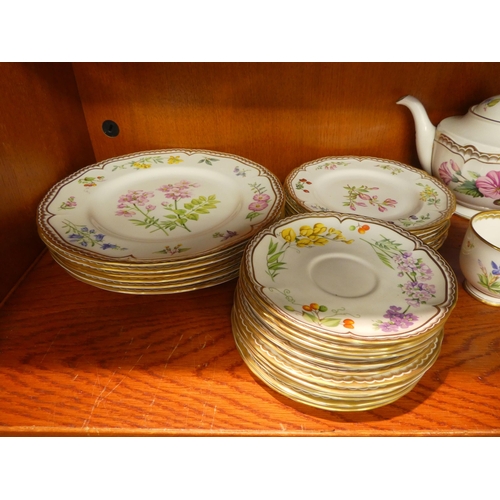 246 - Royal Worcester Sandringham pattern china tea/dinnerware