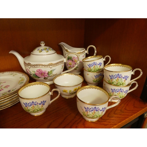 246 - Royal Worcester Sandringham pattern china tea/dinnerware